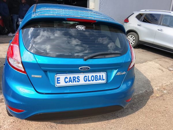 2017-Ford-Fiesta-10-EcoBoost-Ambiente-Auto-5-dr image:5
