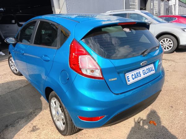 2017-Ford-Fiesta-10-EcoBoost-Ambiente-Auto-5-dr image:6