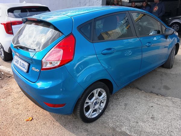 2017-Ford-Fiesta-10-EcoBoost-Ambiente-Auto-5-dr image:7
