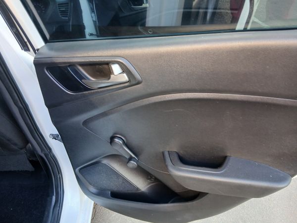 2016-Hyundai-i20-14 image:12