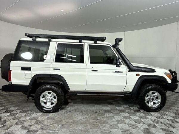 2019-Toyota-Land-Cruiser-76-45-D-V8-Station-Wagon image:16