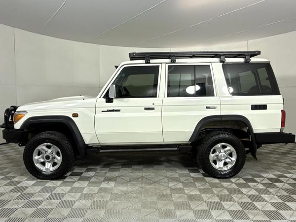 2019-Toyota-Land-Cruiser-76-45-D-V8-Station-Wagon image:18