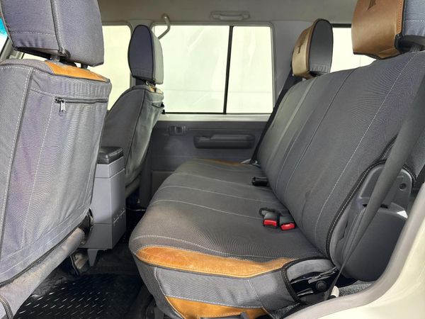 2019-Toyota-Land-Cruiser-76-45-D-V8-Station-Wagon image:3