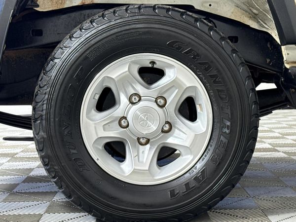2019-Toyota-Land-Cruiser-76-45-D-V8-Station-Wagon image:7