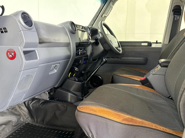 2019-Toyota-Land-Cruiser-76-45-D-V8-Station-Wagon image:8