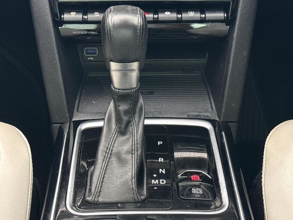 2023-Mahindra-XUV-700-20-AX7L-Auto-7-Seat image:10