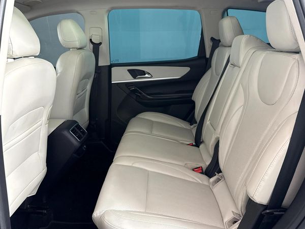 2023-Mahindra-XUV-700-20-AX7L-Auto-7-Seat image:3