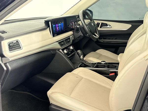 2023-Mahindra-XUV-700-20-AX7L-Auto-7-Seat image:8