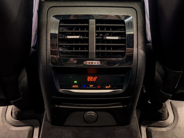 2019-BMW-X3-M40d image:10