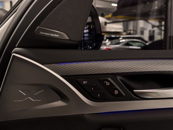 2019-BMW-X3-M40d image:15