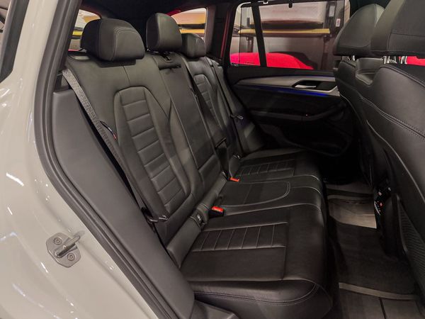 2019-BMW-X3-M40d image:21