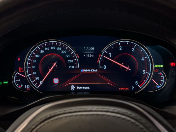 2019-BMW-X3-M40d image:8