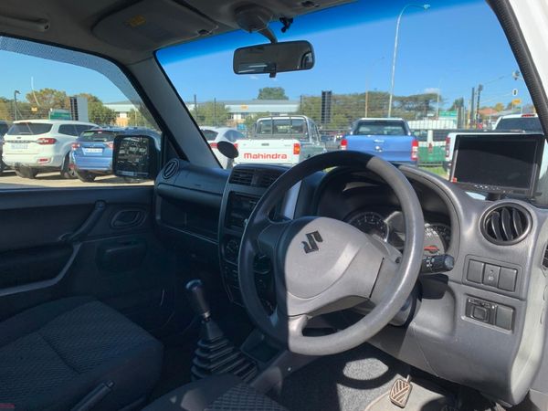2015-Suzuki-Jimny-13 image:4