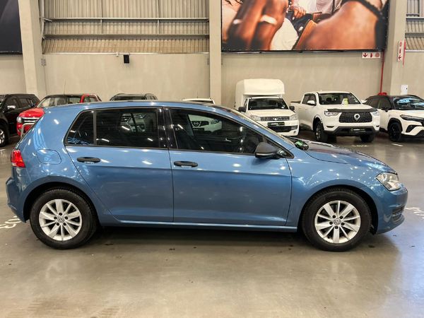 2013-Volkswagen-Golf-VII-12-TSI-Trendline image:1