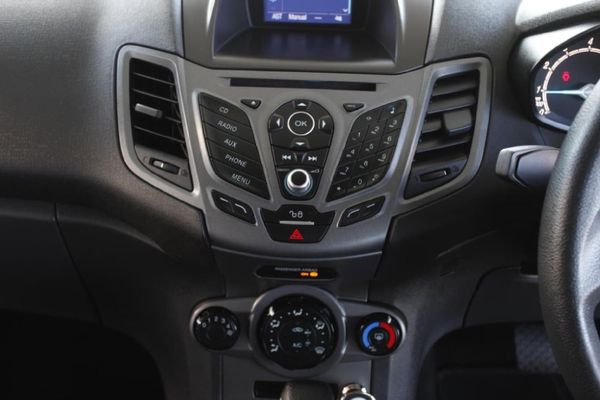 2017-Ford-Fiesta-10-EcoBoost-Ambiente-Auto-5-dr image:17