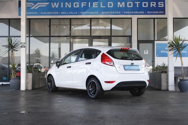 2017-Ford-Fiesta-10-EcoBoost-Ambiente-Auto-5-dr image:3
