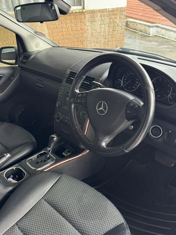 2010-Mercedes-Benz-A-Class-Lady-driven image:8