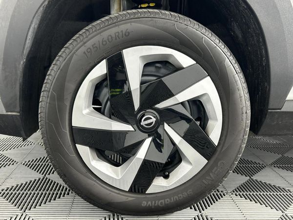 2024-Nissan-Magnite-10-Visia-AMT image:4