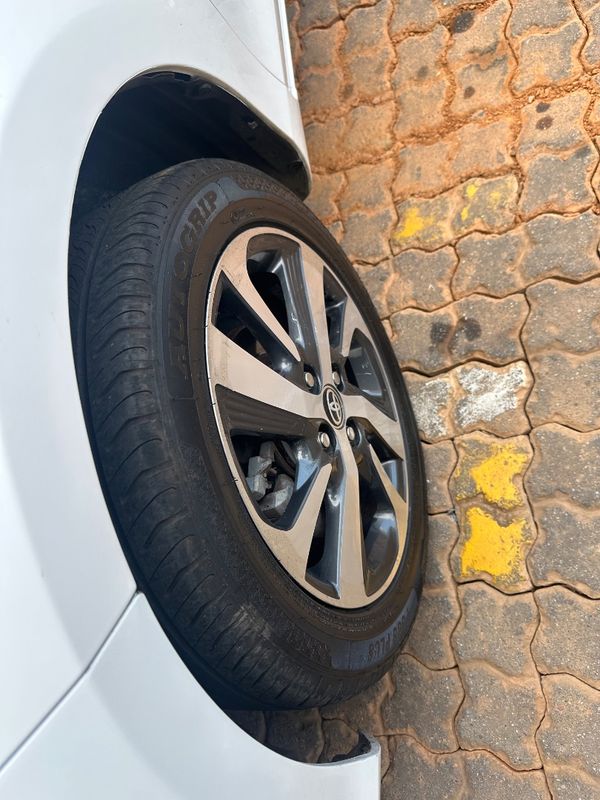 2019-Toyota-Yaris-15-XI-5-dr image:3