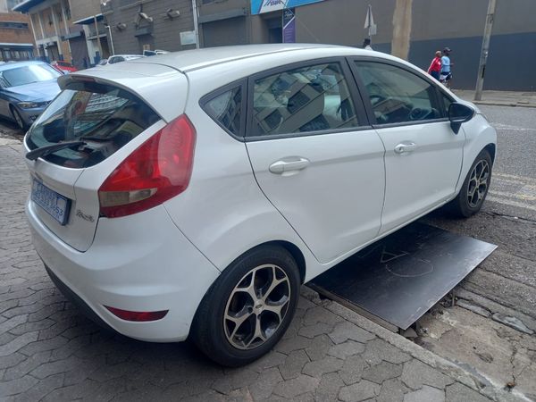2013-Ford-Fiesta-14-Ambiente-5-dr image:6