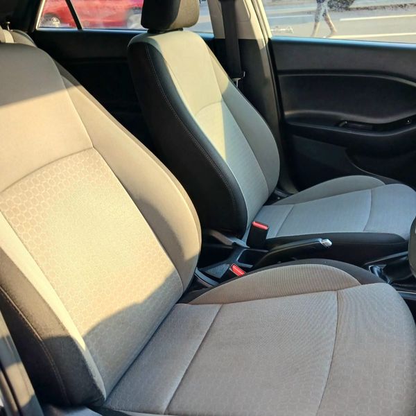 2017-Hyundai-i20-14-Fluid image:9
