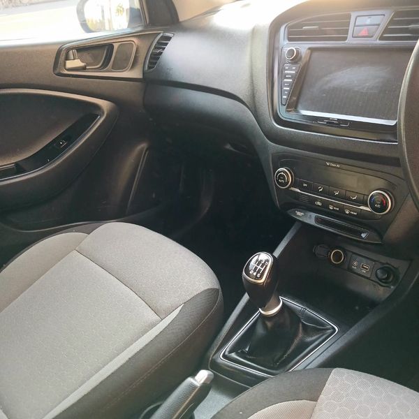2017-Hyundai-i20-14-Fluid image:10