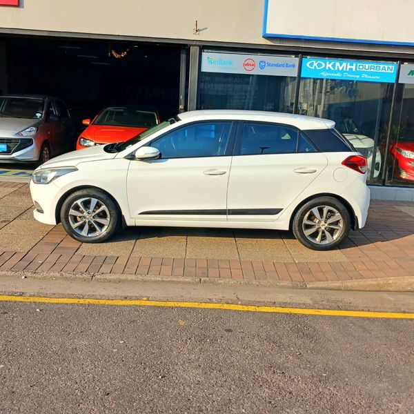 2017-Hyundai-i20-14-Fluid image:3
