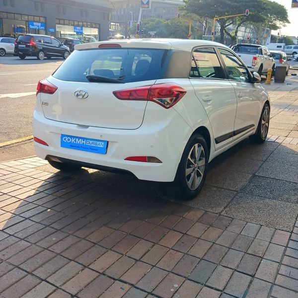 2017-Hyundai-i20-14-Fluid image:4