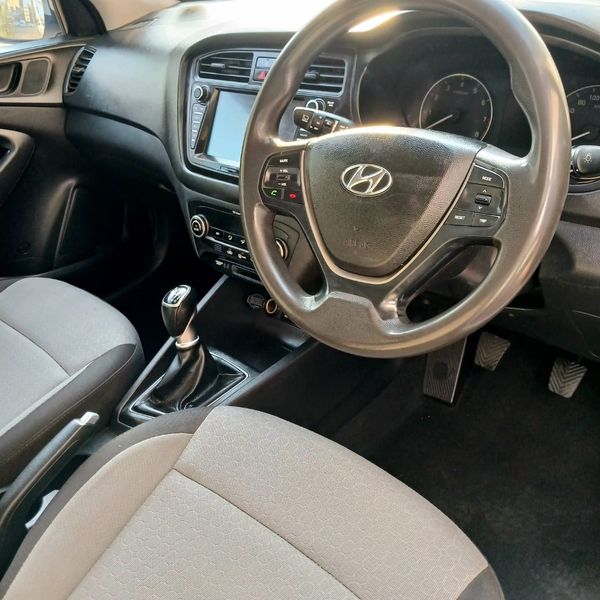 2017-Hyundai-i20-14-Fluid image:7