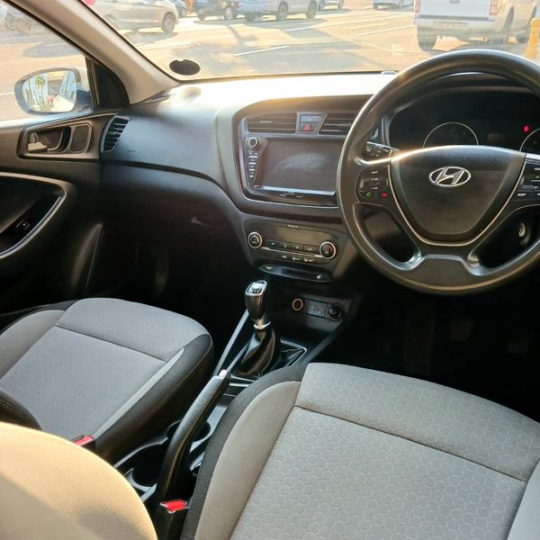 2017-Hyundai-i20-14-Fluid image:8