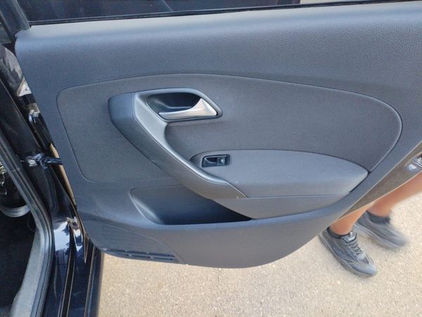 2013-Volkswagen-Polo-16-Comfortline image:11