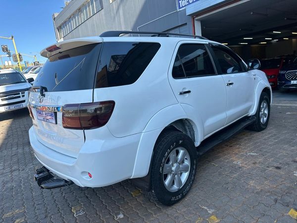 2010-Toyota-Fortuner-30-D-4D-Raised-Body image:3