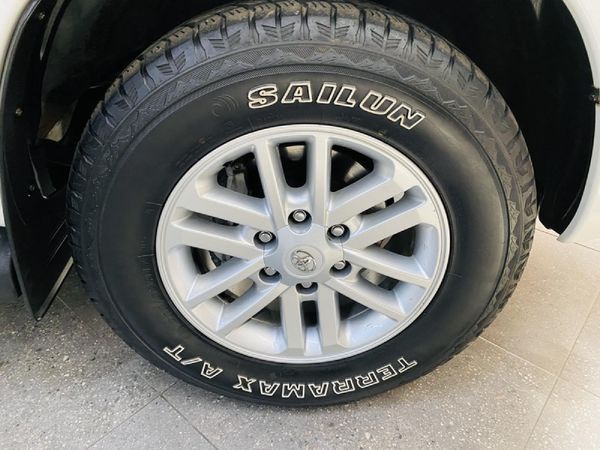 2013-Toyota-Fortuner-25-D-4D-Raised-Body-Auto image:14