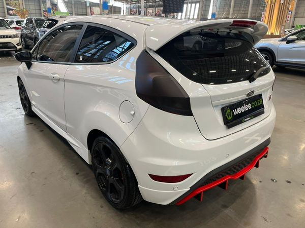 2015-Ford-Fiesta-ST-16-EcoBoost-GDTi image:4