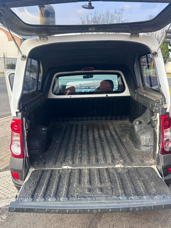 2012-Nissan-NP200-16 image:6
