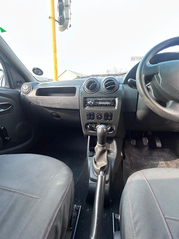 2012-Nissan-NP200-16 image:8