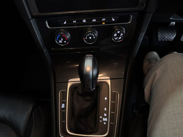 2018-Volkswagen-Golf-VII-14-TSI-Comfortline-Auto image:11