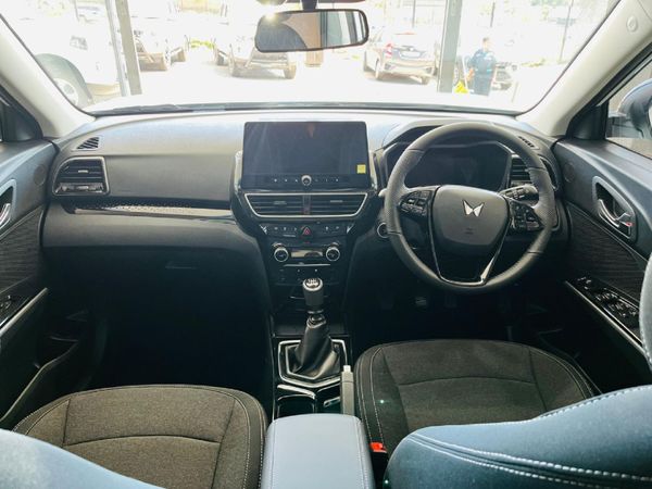 2026-Mahindra-XUV-3XO-12T-AX5-Auto image:3