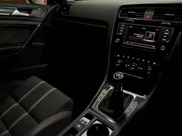 2017-Volkswagen-Golf-VII-GTI-20-TSI-Clubsport-S image:11