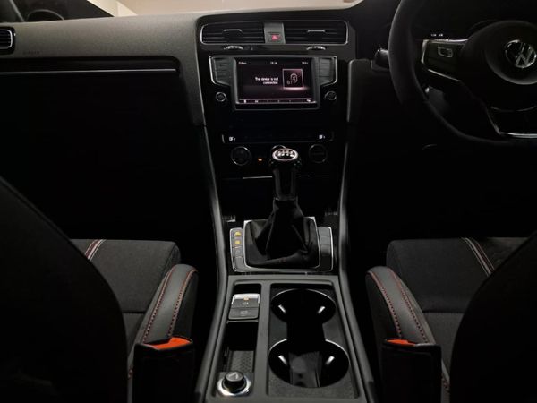 2017-Volkswagen-Golf-VII-GTI-20-TSI-Clubsport-S image:13