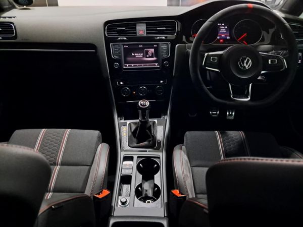 2017-Volkswagen-Golf-VII-GTI-20-TSI-Clubsport-S image:5