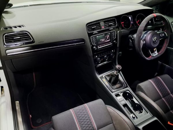 2017-Volkswagen-Golf-VII-GTI-20-TSI-Clubsport-S image:7