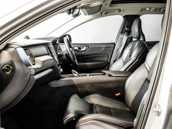 2024-Volvo-XC60-B6-Ultimate-Dark-Geartronic-AWD image:4