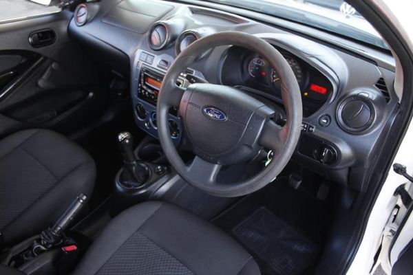 2013-Ford-Figo-14-Ambiente image:9