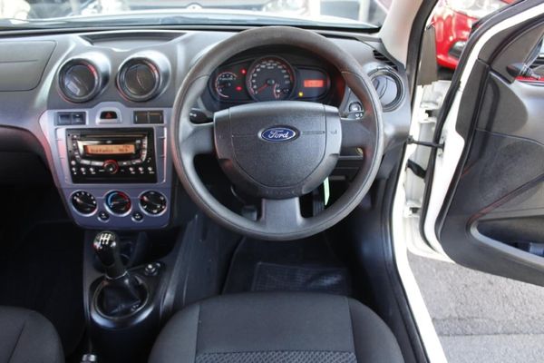 2013-Ford-Figo-14-Ambiente image:10