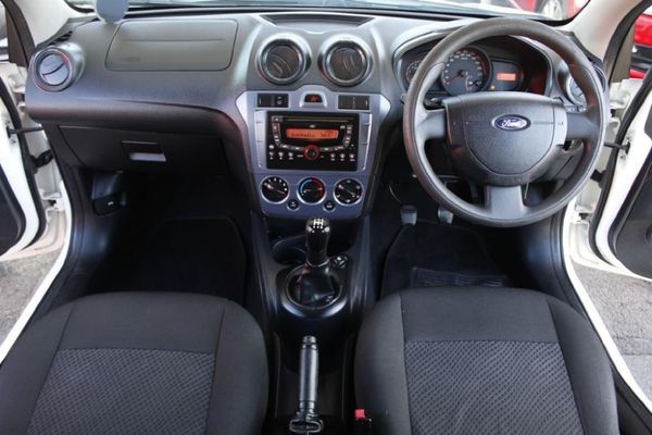 2013-Ford-Figo-14-Ambiente image:11
