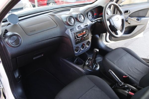 2013-Ford-Figo-14-Ambiente image:12
