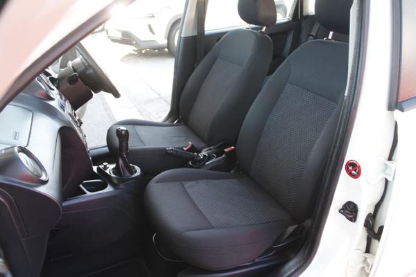 2013-Ford-Figo-14-Ambiente image:13