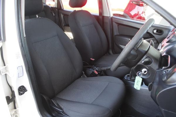 2013-Ford-Figo-14-Ambiente image:14