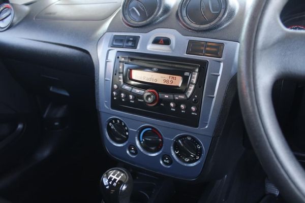 2013-Ford-Figo-14-Ambiente image:15